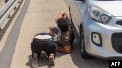 Cetățeni israelieni adăpostindu-se în timpul unui atac cu rachete Hamas.