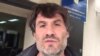 Французский журналист Венсан Прадо возле здания административного суда в Актау, 27 сентября 2018 года.