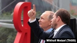 Президент России Владимир Путин во время визита в офис "Яндекса" 