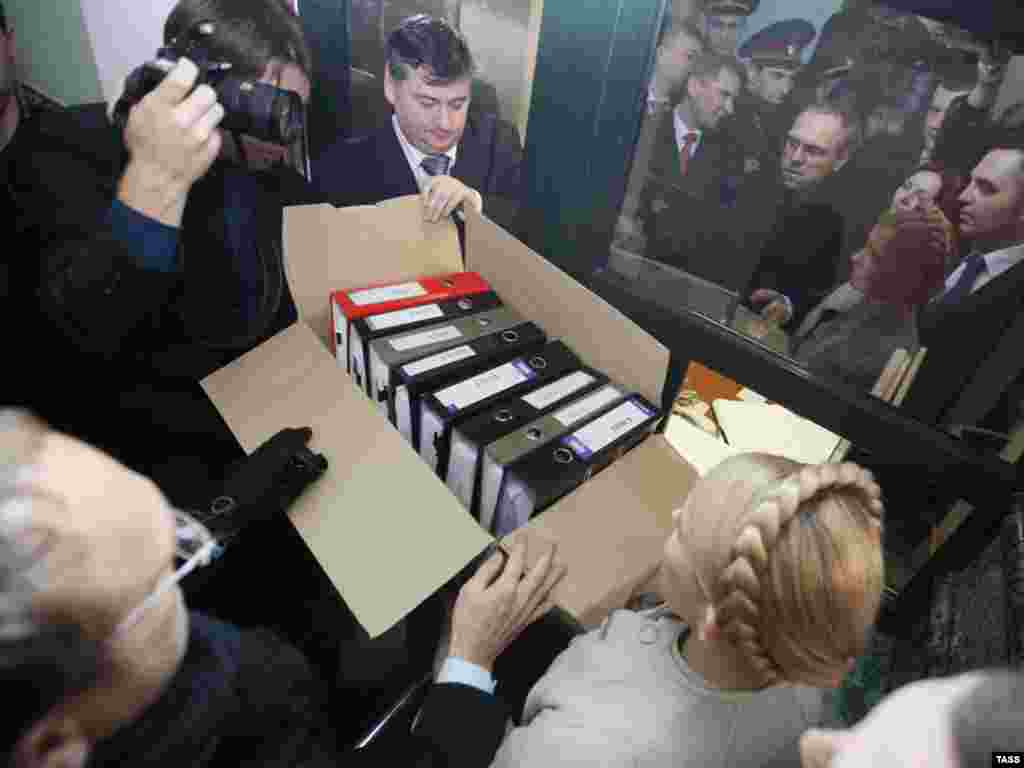 Премьер-министр Юлия Тимошенко жана анын блогундагы депутаттар Жогорку Сотко президенттик шайлоодогу мыйзам бузуулар тууралуу документтерди тапшырып жатышат. 2010-жылдын февраль айы. 