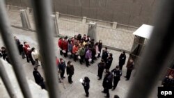 شعبه ۱۵ دادگاه انقلاب تهران، آزاده فرقانی، دانشجوی دانشکده علوم اجتماعی دانشگاه تهران و از متهمان پرونده تجمع زنان در ميدان هفت تير را به تحمل دو سال حبس که به مدت پنج سال به حالت تعليق در‌‏می‌‏آيد، محکوم کرد