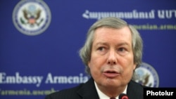 ԵԱՀԿ ՄԽ համանախագահ Ջեյմս Ուորլիքը Երևանում ասուլիսի ժամանակ, արխիվ