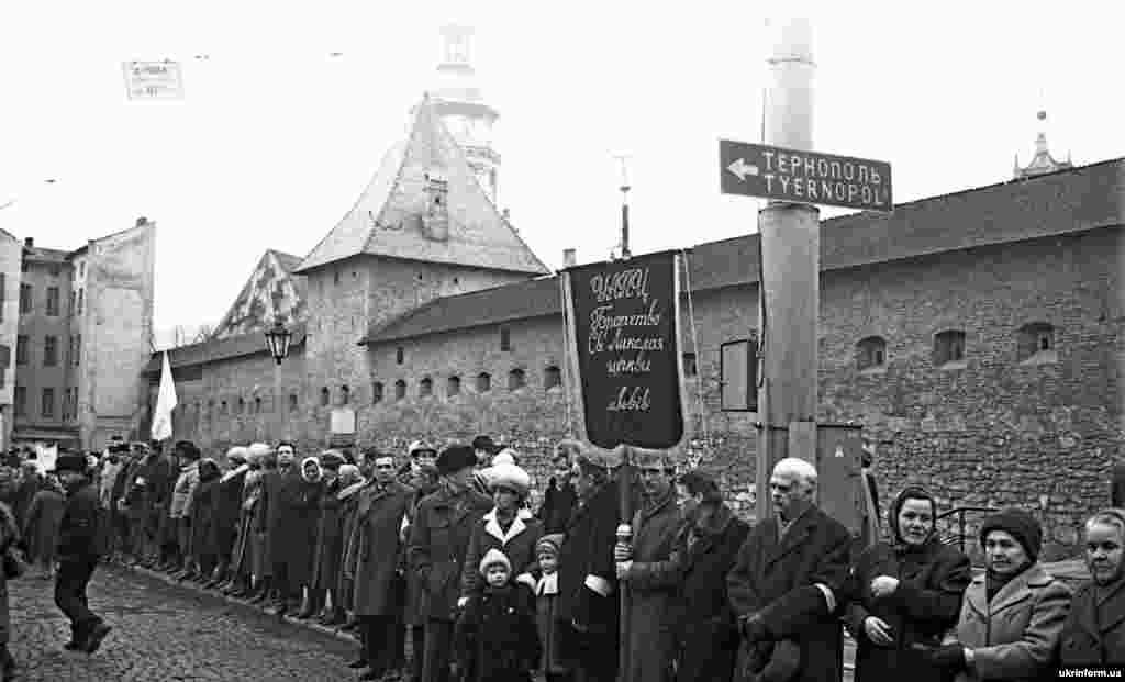 21 января 1990 года украинцы собрались вместе, чтобы отпраздновать 71-ю годовщину просуществовавшей недолго Украинской республики, основанной в 1919 году. Они образовали человеческую цепь, которая протянулась от Львова (на фото) до столицы, Киева. По официальным данным, в цепи стояли около 450 тысяч человек. Однако, по неофициальным оценкам, цифра достигает пяти миллионов. Это была крупнейшая демонстрация в Украине перед развалом СССР 