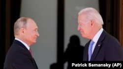Владимир Путин жана Жо Байден Женевадагы сүйлөшүү учурунда. 16-июнь, 2021