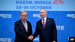 Антоніу Гутерріш (л) та Володимир Путін на саміті БРІКС у Казані