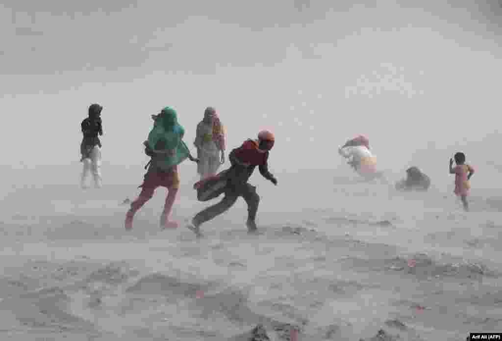 Бура во близина на реката Рави во Лахоре, Пакистан, 15 септември 2013.